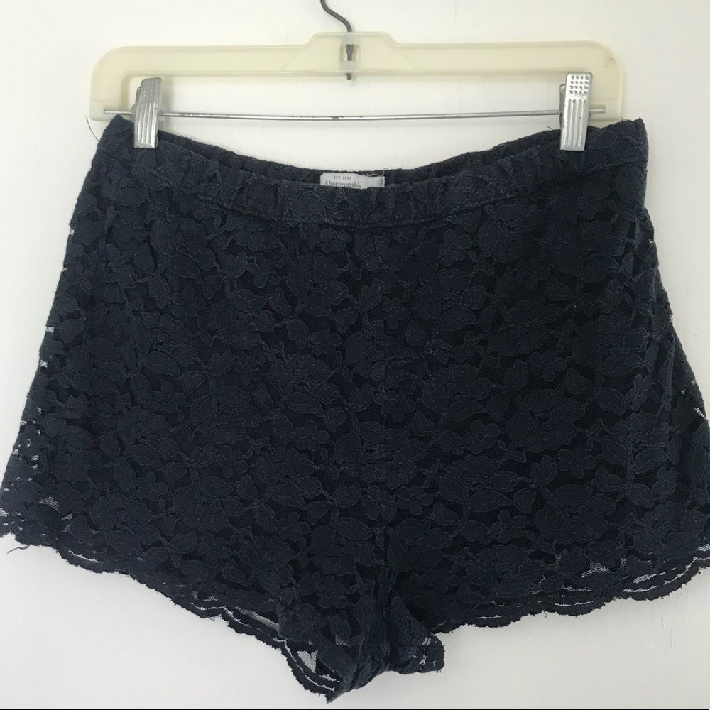 FEMININE LACE SHORTS
